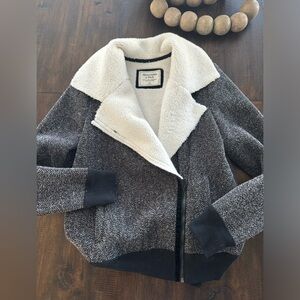 LIKE NEW Abercrombie & Fitch bomber jacket| black houndstooth with sherpa